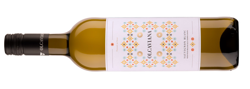 botella de vino blanco olcaviana sauvignon blanc, vino con tapón de rosca.