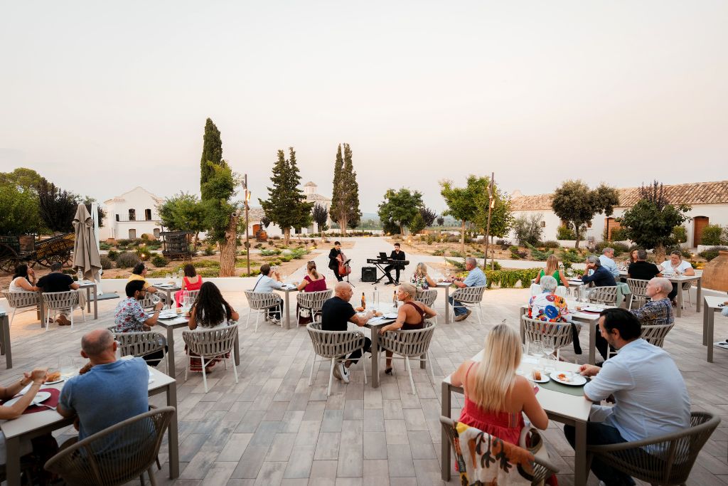 Cena maridaje con música en directo de piano y chelo bajo las estrellas en el jardín de Finca Calderón.