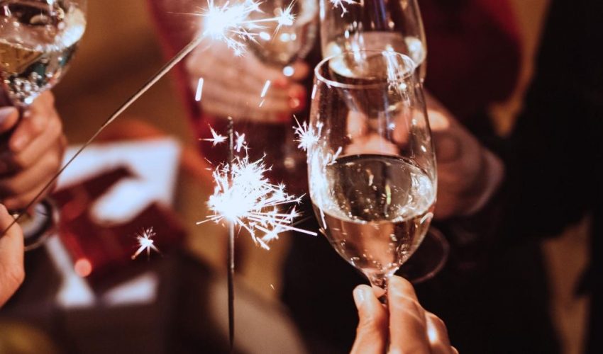 Brindis de cava en restaurante bodega Finca Calderón durante la cena de Nochevieja en Requena, Valencia.