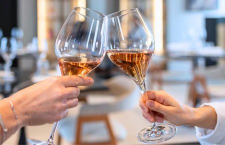 Pareja brindando con copas de cava Pasión Cuvée Brut Rosado en la cena de San Valentín de Finca Calderón.
