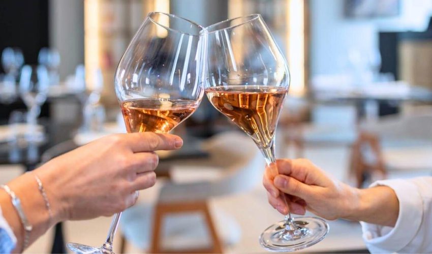 Pareja brindando con copas de cava Pasión Cuvée Brut Rosado en la cena de San Valentín de Finca Calderón.