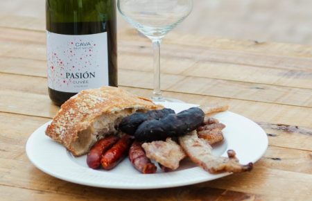 Almuerzo de embutido artesano a la brasa con vinos Raíces Ibéricas en Finca Calderón Requena.