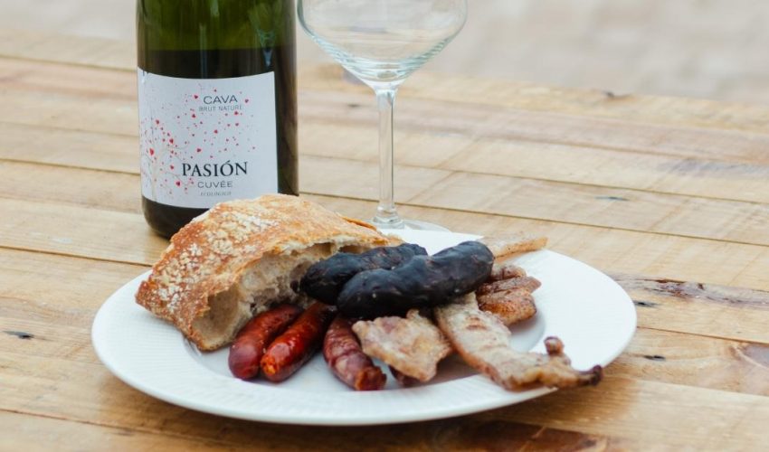 Almuerzo de embutido artesano a la brasa con vinos Raíces Ibéricas en Finca Calderón Requena.