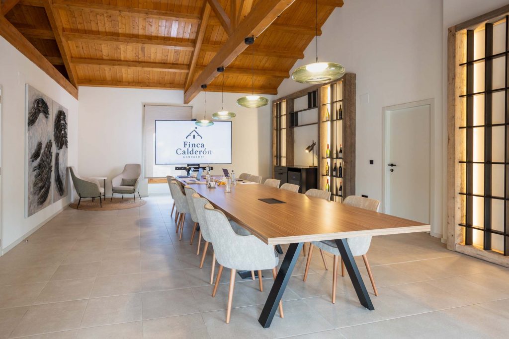 Interior de la sala de reuniones de Finca Calderón Enoresort, ideal para eventos de empresa, y reuniones corporativas en Requena, Valencia.