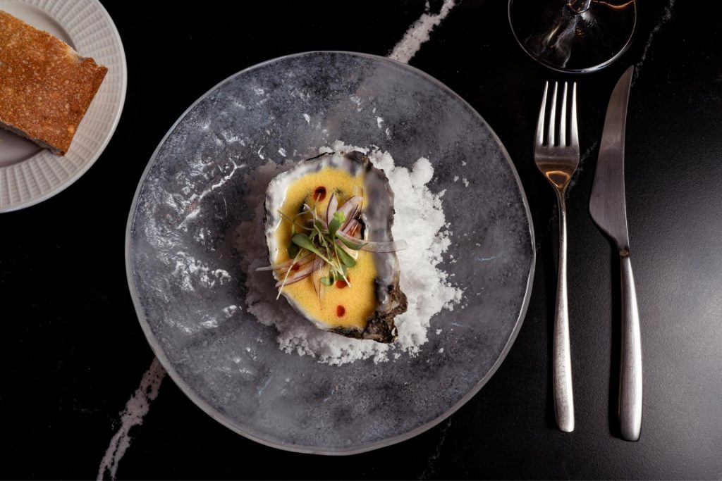 Plato de menú gourmet como parte de la experiencia gastronómica en el restaurante de la bodega Finca Calderón en Requena