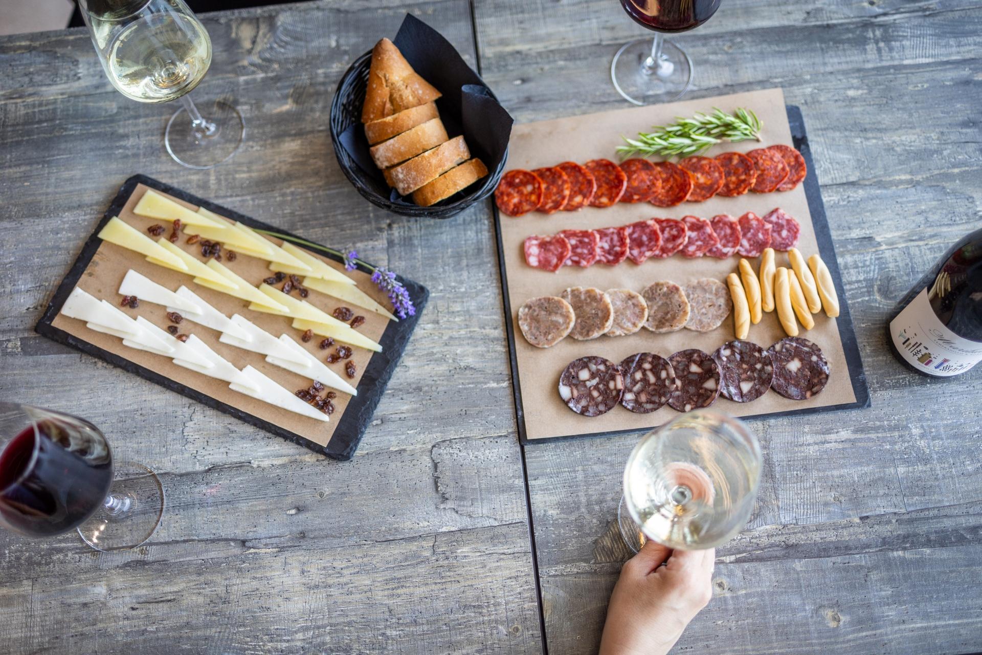 Degustación gastronómica en Finca Calderón con tablas de embutido artesano de Requena y quesos locales acompañados de copas de vino.