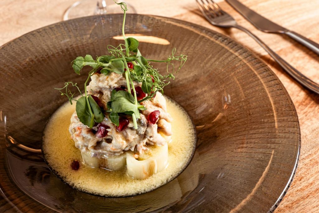Puerritos tiernos confitados con escabeche de codorniz maridados con vino Mariluna Blanco en el restaurante Finca Calderón, Requena.