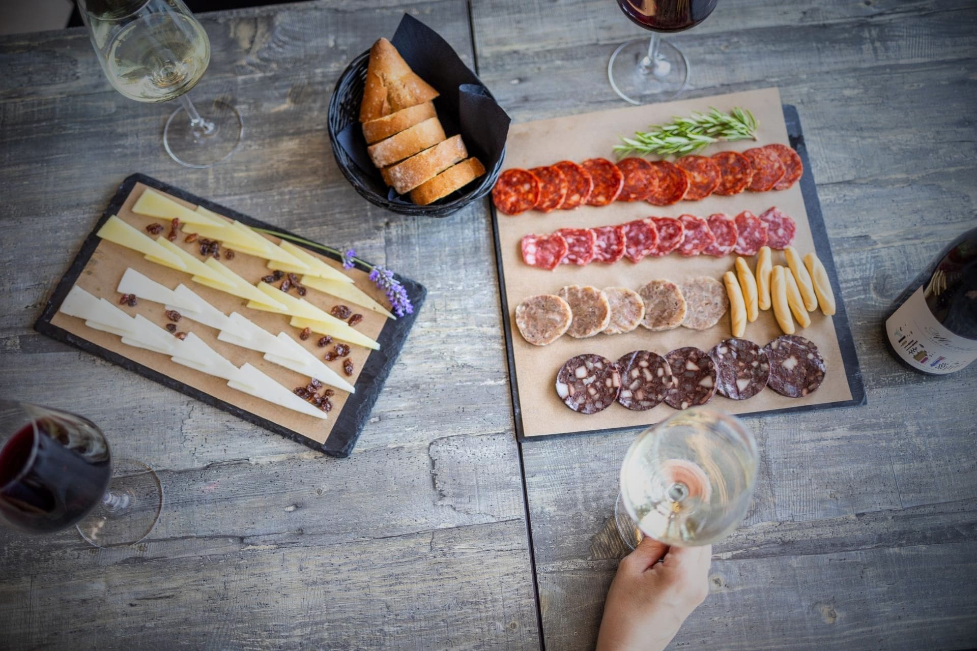 Degustación gastronómica en Finca Calderón con tablas de embutido artesano de Requena y quesos locales acompañados de copas de vino.