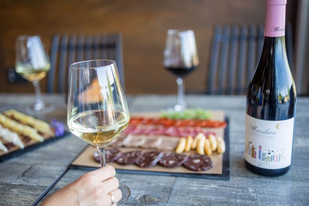 cata de vinos y degustación de embutidos en visitas enoturismo de Finca Calderón Enoresort, en Requena
